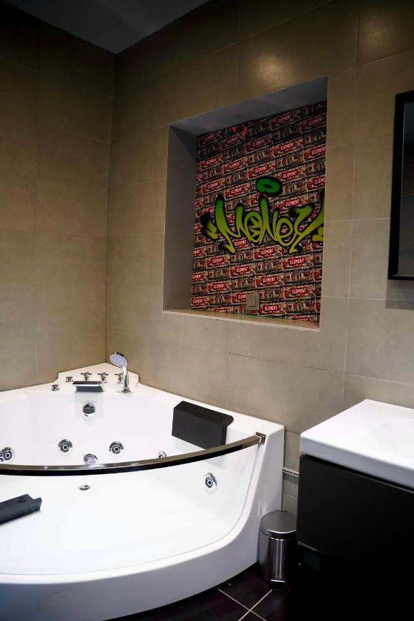 Capsule Casino - Jacuzzi - Billard - Netflix - Console & Jeux Appartement Bergen Buitenkant foto